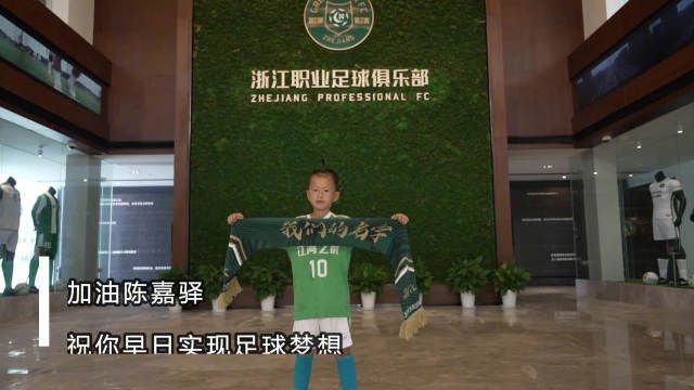 　　　　《马耳他之鹰》是部口角片，以老片子中很常见的强烈的气概化音乐和空镜头开场，然后敏捷进进了主题：侦察Spade接到一桩委任，某个目生小美男请他往跟踪一位危险男人，称本身的mm与阿谁汉子私奔。